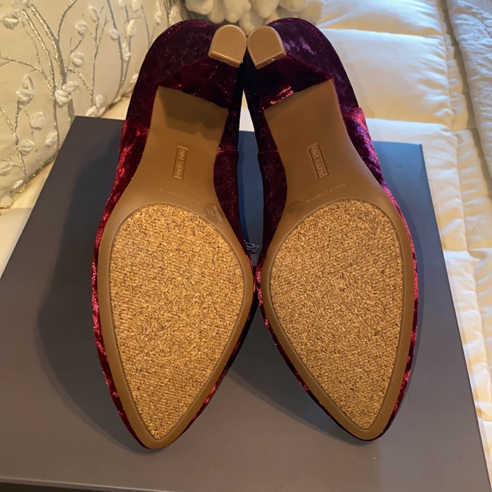 VINCE CAMUTO Crushed Velvet booties - Picture 3 of 3